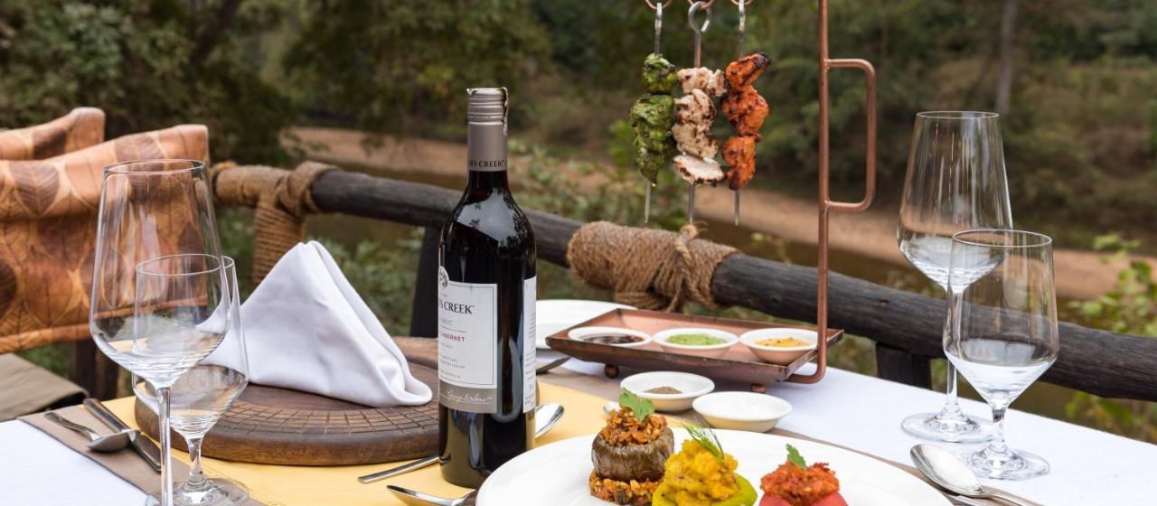 Banjaar Tola Kanha National Park - A Taj Safari Lodge Buitenkant foto